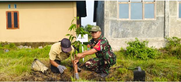  Babinsa Koramil Bahodopi Bersama Pemdes Keurea Tanam Pohon Dalam Program CSR PT BDM