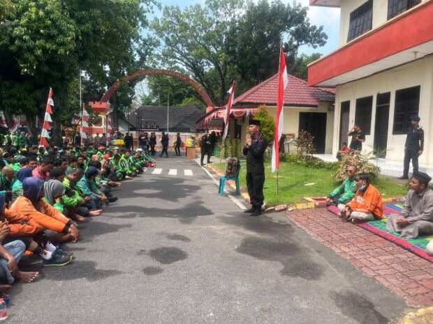  Kebersamaan Brimob dan Ojol di Sumut: Satukan Hati, Tebar Kepedulian