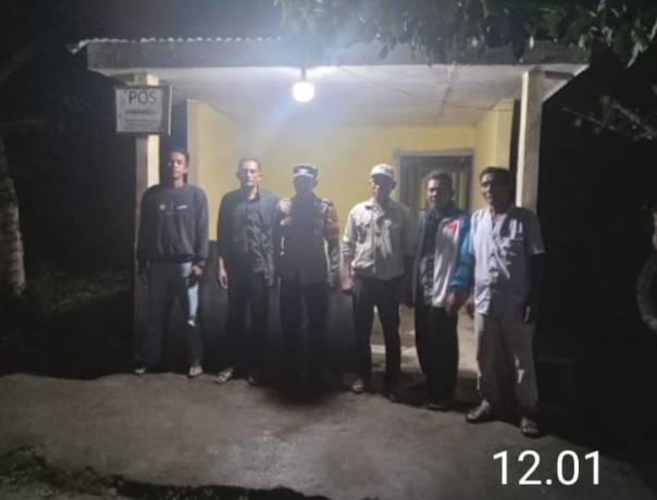  Patroli Malam Pengecekan Pos Kamling, Bhabinkamtibmas Berikan Arahan Kepada Masyarakat