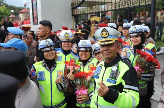  Ikut Rasakan Duka, Polwan Poldasu Bagikan Bunga Dalam Aksi Solidaritas Ojol