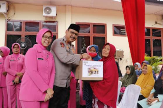  Kapolres Langkat dan Bhayangkari Salurkan 150 Paket Sembako Untuk Bilal Mayit, Penggali Kubur dan Kaum Duafa