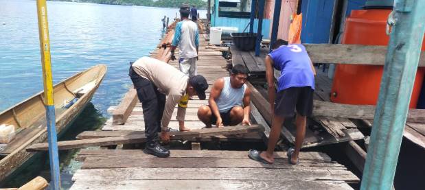  Bhabinkamtibmas Desa Mbokita Turun Tangan Bantu Warga Perbaiki Jalan Rusak