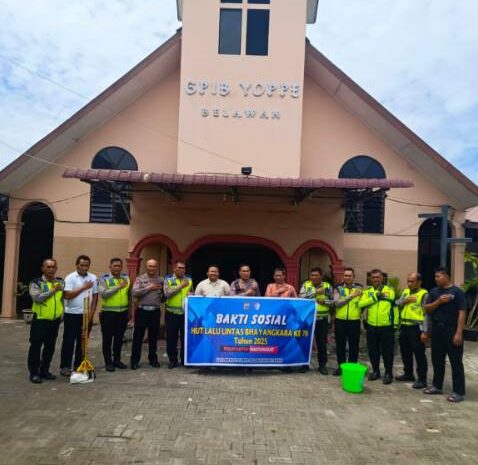  Sat Lantas Polres Pelabuhan Belawan Gelar Bakti Sosial Pembersihan Rumah Ibadah Sambut Hut Ke-70 Polisi Lalu Lintas