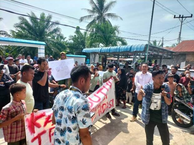  Aktivis Mahasiswa dan Pemuda (Asam – Lara) Demo Kantor Kades, Tuntut Pemberhentian Kadus