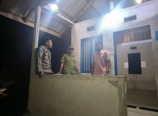  Tingkatkan Keamanan Desa, Bhabinkamtibmas Desa Puungkeu Ajak Linmas Aktifkan Pos Kamling