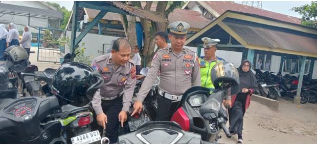  Satlantas Polres Batubara Sosialisasikan Pelarangan Knalpot Tidak Sesuai Spesifikasi di SMP Negeri 1 Lima Puluh