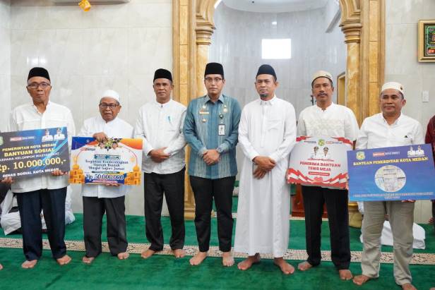  Safari Jumat di Medan Deli, Rico Waas Serahkan Bantuan Untuk Masjid Nurul Hidayah