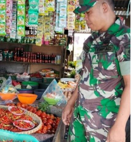  Babinsa Koramil 1311-09/Bahodopi Rutin Laksanakan Pengecekan Harga Sembako di Desa Mekarti Jaya