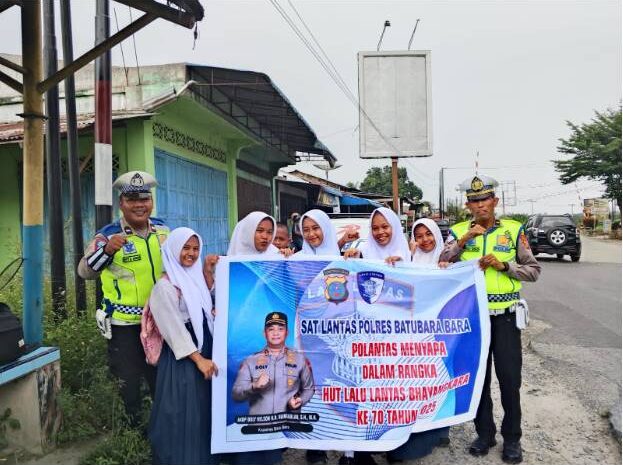  Kasatlantas Polres Batubara Pimpin Kegiatan “Polantas Menyapa” di Halte Bus SMP Negeri 1 Lima Puluh