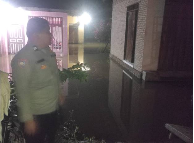  Personil Polsek Lima Puluh Berjaga Pantau Banjir Sungai Kuala Gunung di Desa Empat Negri