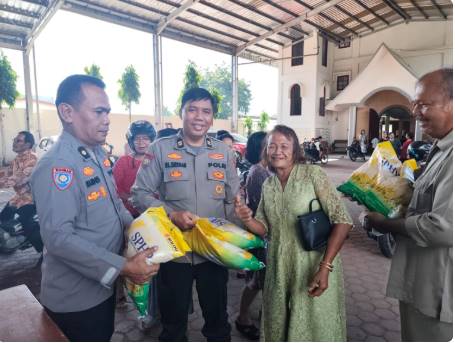  Polda Sumut Gelar Gerakan Pangan Murah Polri di Gereja GBKP Bangun Mulia