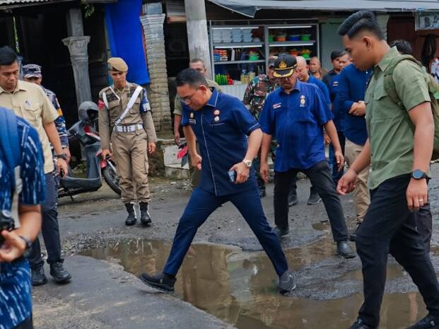  Drainase di Persimpangan Jalan Sicanang Tersumbat, Wakil Wali Kota Medan Minta Segera Normalisasi