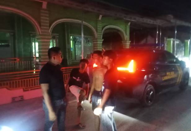  Polsek Labuhan Ruku Berupaya Ciptakan Kamtibmas Kondusif Dengan Patroli Malam