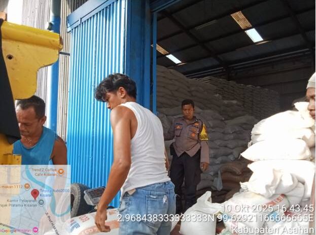  Kapolsek Labuhan Ruku Dampingi Kelompok Tani Sahata Jual Jagung di Bulog Asahan