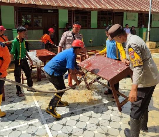  Polsek Serbalawan Evakuasi dan Bersihkan Sisa Banjir Yang Rendam 120 Rumah