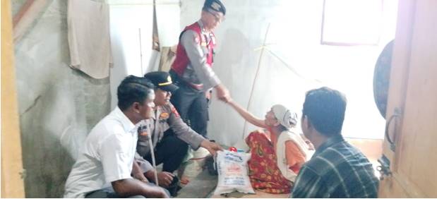  Minggu Kasih, Polsek Indrapura Berbagi Sembako Kepada Warga Kurang Mampu