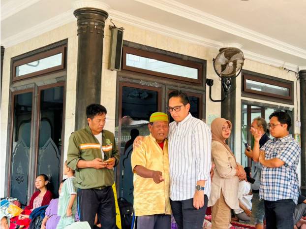  Rico Waas Kunjungi dan Salurkan Bantuan Logistik untuk Pengungsi Banjir