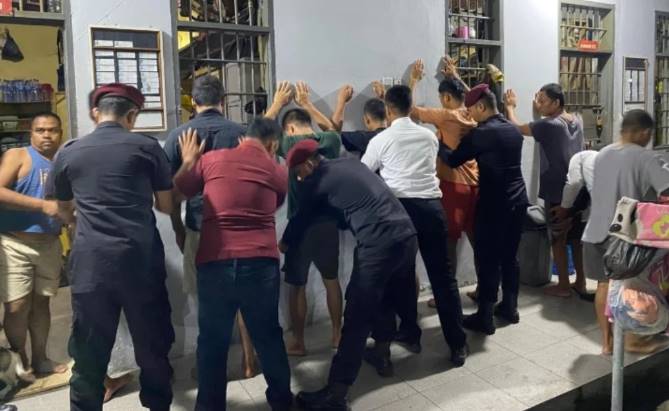  Gelar Razia Malam, Karutan Tanjung Pura Pastikan Rutan Bersih dari Handphone dan Narkoba