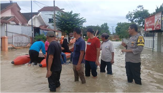  Laporan Melalui Call Center 110 Direspons Cepat, Polsek Patumbak Tangani Banjir di Medan Amplas