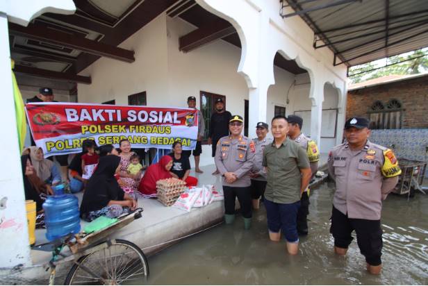  Wujud Kepedulian Polri, Polres Sergai Berikan Bantuan Sembako kepada Korban Banjir