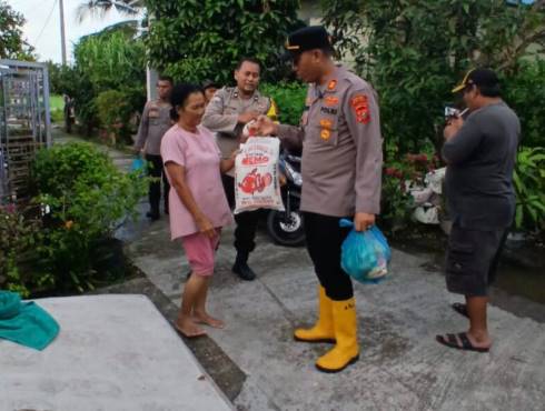  Polsek Perbaungan Salurkan Bantuan Untuk Korban Banjir