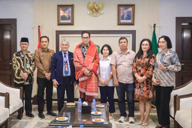  Ungkapan Rasa Syukur dan Bangga, Rico Waas Disematkan Ulos Jemaat HKBP Resort Maranatha
