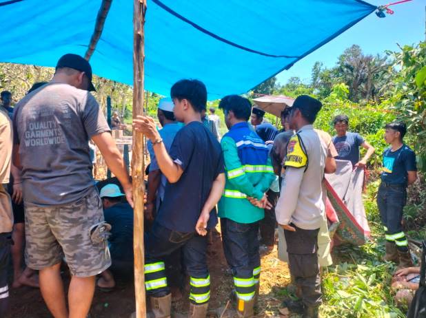  Bhabinkamtibmas Desa Tangofa Polsek Bungku Selatan Polres Morowali Bantu Warga Dalam Prosesi Pemakaman