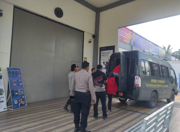  Polsek Labuhan Ruku Kawal Pengamanan Tahanan di Pengadilan Negeri Kisaran
