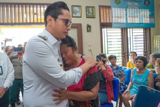  Rico Waas Serahkan Bantuan Kepada Korban Kebakaran Asia Mega Mas, Tangis Haru Pecah di Kantor Lurah Sukaramai II