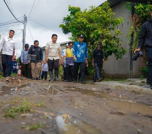  Wali Kota Medan Tinjau Tiga Ruas Jalan di Medan Marelan, Rico Waas : Minggu Depan Langsung Kita Perbaiki