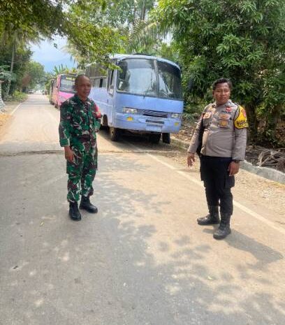  Antisipasi Kemacetan, Babinsa dan Bhabinkamtibmas Tertibkan Bus Parkir di Badan Jalan