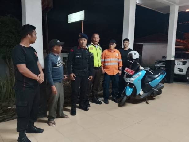 Aksi Kemanusiaan di Tengah Tugas! Personel Gegana Brimob Polda Sumut Evakuasi Ibu Bidan Korban Laka di Tapsel