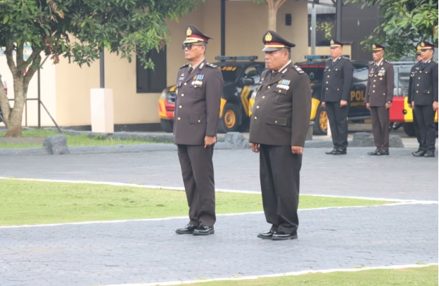 Dua Personel Polres Batubara Terima Penghargaan di Upacara Wisuda Purna Bakti