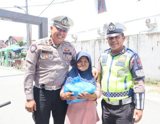 Satlantas Polres Batubara Gelar Kegiatan Sosial, Berbagi Nasi Kepada Masyarakat