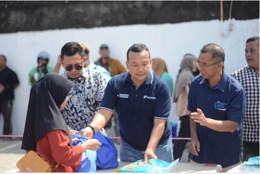  Pelindo Multi Terminal Bagi 1.000 Paket Sembako ke Warga dan Ojol di Medan