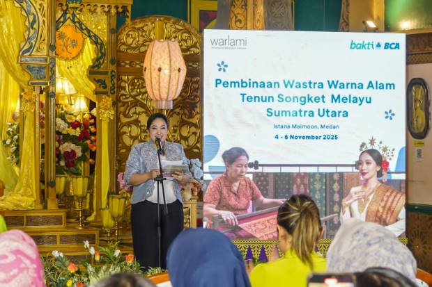  Airin Rico Waas Dorong Pengrajin Tenun Songket Melayu Kembangkan Warna Alam Ramah Lingkungan