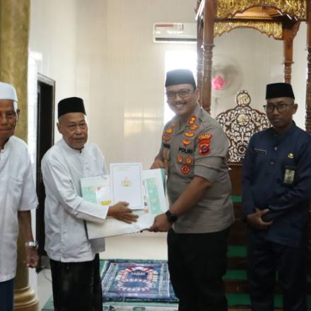  Kapolres Langkat Gelar Safari Jumat dan Jumat Curhat di Masjid Raya Bahorok