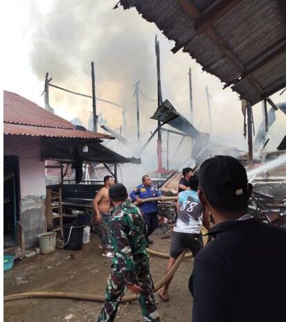  Babinsa Koramil 1311-09/Bahodopi Bersama Warga Bantu Padamkan Kebakaran di Desa Mekarti Jaya