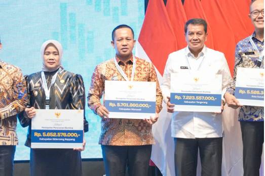  Bupati Iksan Terima Penghargaan Kinerja Penurunan Stunting dari Wapres Gibran