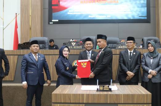  Wakil Bupati Morowali Sampaikan Jawaban Pemda atas Ranperda Perubahan Perda Nomor 17 Tahun 2023