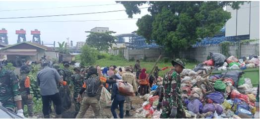 Kolaborasi Koramil Bahodopi, Pemda Morowali dan Masyarakat Gelar Kerja Bakti Bersihkan Sampah di Jalan Trans Sulawesi