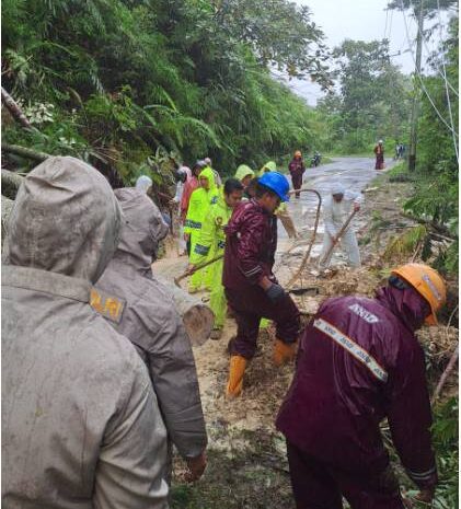  Polres Pakpak Bharat Lakukan Pembersihan Area Longsor di Desa Traju Kecamatan Tinada