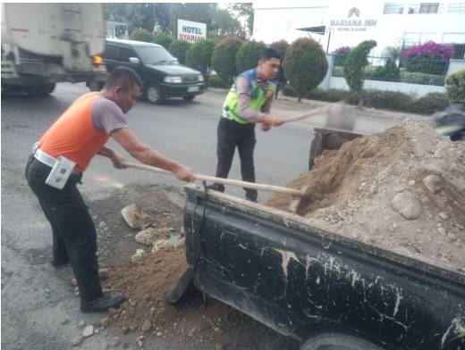  Satlantas Polres Batubara Timbun Jalan Berlubang di Jalinsum Km 100-101