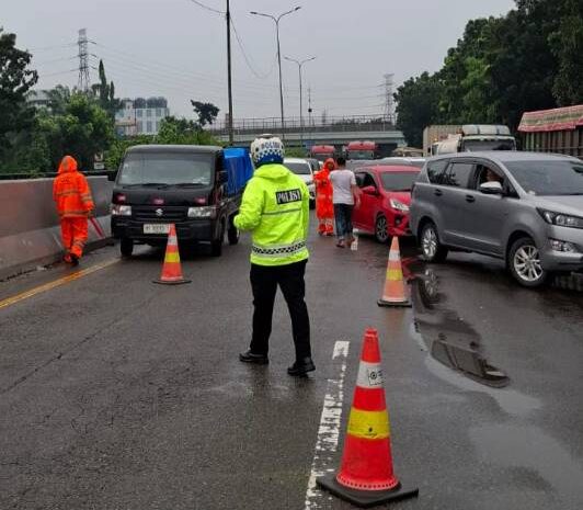  Satlantas Polres Pelabuhan Belawan Terapkan Contra Flow Akibat Banjir 1 Meter di Ruas Tol Arah Belawan