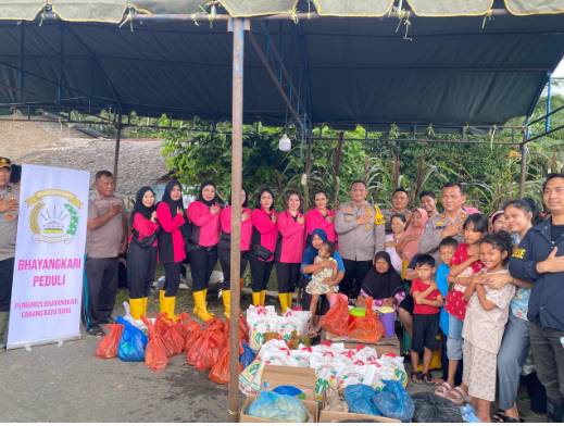  Kapolres Batubara Tinjau Lokasi Banjir dan Salurkan Sembako dan Makan Siang