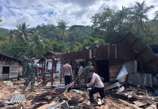  Polres Sibolga Mobile Data Korban Banjir dan Amankan Mini Market