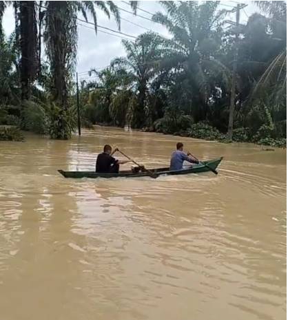  Demi Anaknya Jadi TNI, Ayah di Aceh Singkil Lawan Arus Banjir Dengan Sampan
