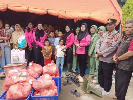  Ketua Bhayangkari Cabang Langkat Salurkan Bantuan untuk Pengungsi Banjir di Hinai