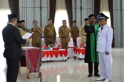  Bupati Morowali Lantik Kepala Desa PAW Laroue Simon Abd Rasyid