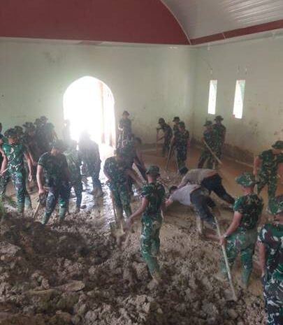  Sinergitas TNI-Polri dan Pemkab Pakpak Bersihkan Gereja St. Fransiskus Assisi Terdampak Bencana Longsor di Desa Simerpara